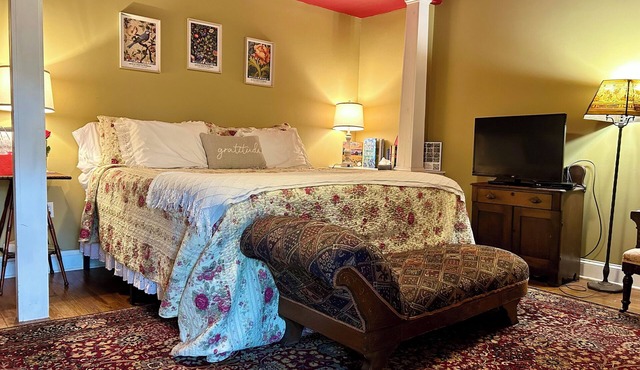 Ruby Room -The Amethyst Inn Bed & Breakfast- jacuzzi tub, fireplace, breakfast