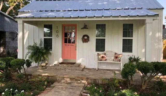 Ruby's Foxcroft Cottage -Steps from Downtown!nSleeps 6, Covered Deck, Golf Cart