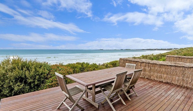 Rubys Beachfront - Absolute Eastern Beach Frontage