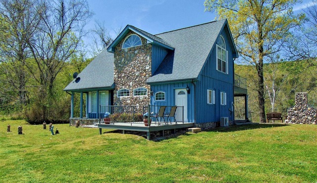 Ruby’s Landing Cottage w/Deck & White River Views