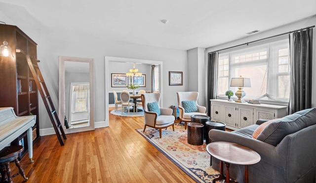 Ruby’s Retreat - 4BD/3BA+Office in Western Springs