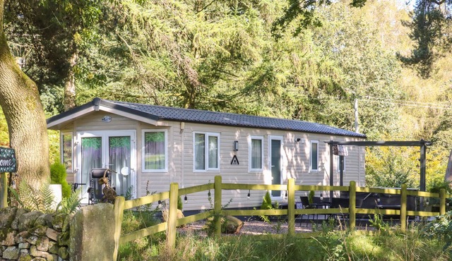 RUBYS RETREAT, with hot tub in Leek