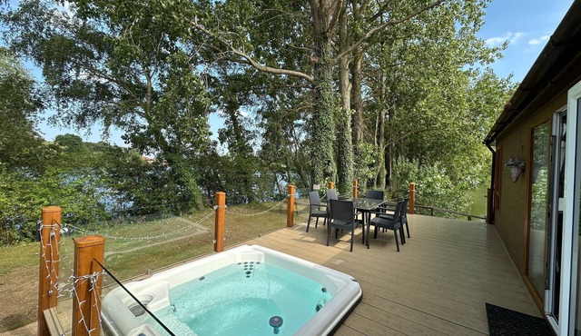 Rudd lake luxury lodge with a private Fishing Peg & hot tub @Tattershall lakes