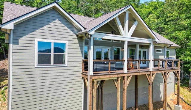 Rudge's Retreat, AMAZING views! 3 bedroom house in Hayesville with Starlink WiFi