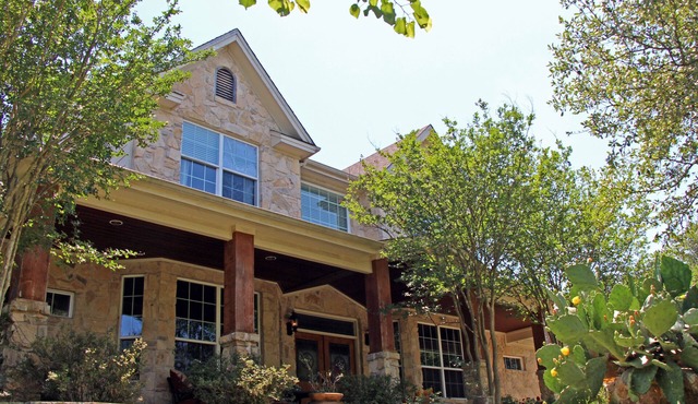 "Rudy's Nest" 2-acre Hill Country Home Between Dripping Springs and Austin, TX