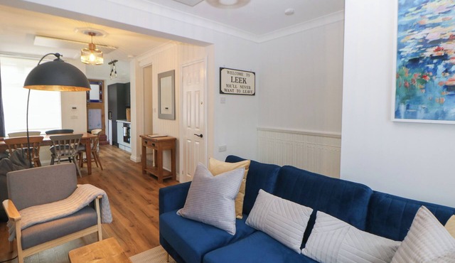 RUDYARD HOUSE, pet friendly, character holiday cottage in Leek