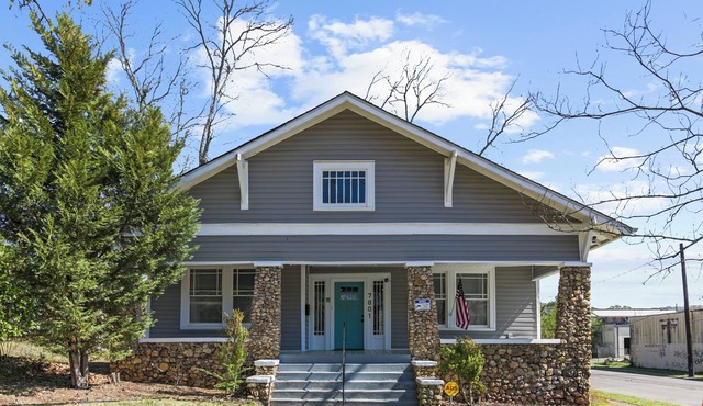 Ruffner Retreat House | Fenced Yard & Group Stay