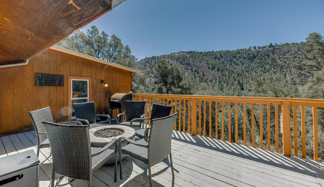 Ruidoso Cabin Rental w/Hot Tub: Walk to Main!
