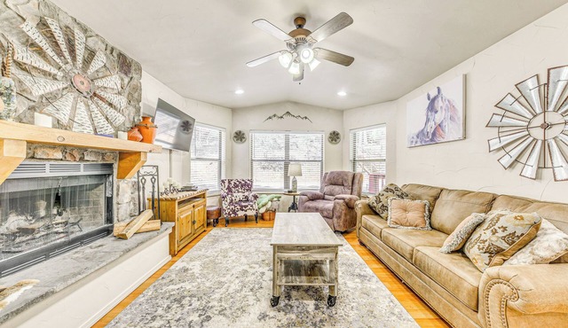 Ruidoso Cabin Rental w/Hot Tub: Near Midtown!