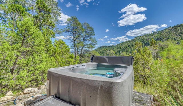 Ruidoso Home w/Loft & Private Hot Tub