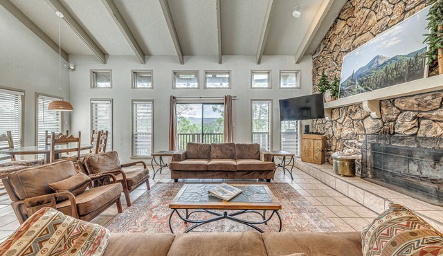 Ruidoso Home w/Private Wet Bar & Pool Table