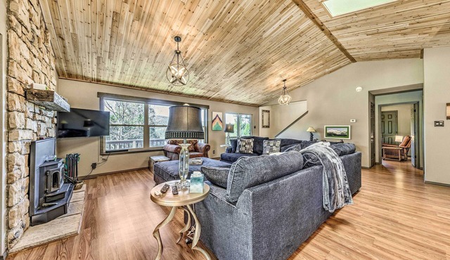 Ruidoso 'Memories Mountain Retreat' w/Hot Tub!