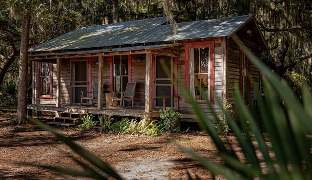 Rum Runner's Cabin w/docks, pool, & private firepit on Emma's Driftwood Farm