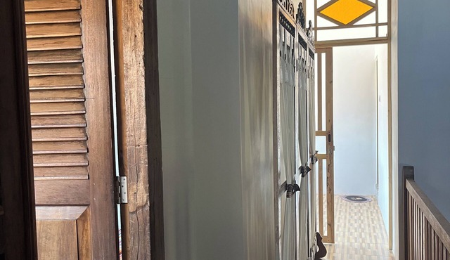 Rumah gaya modern dan tradisional dengan interior khas Osing yang autentik