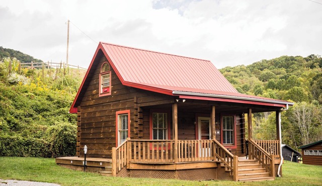 Rumples Retreat at Highland Hideaways - Arcade - Private Drive-in Theater