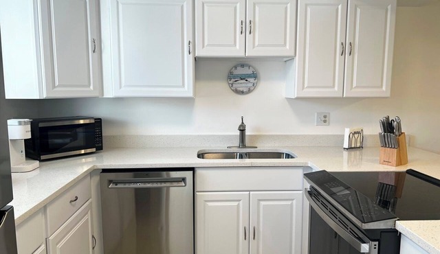 Runaway Bay 151- Beach, bay, pool and gym