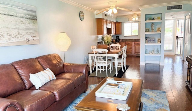 Runaway Bay 208 - Beach access, pool, and gym