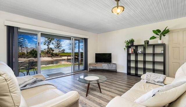 Runaway Bay Waterfront Delight