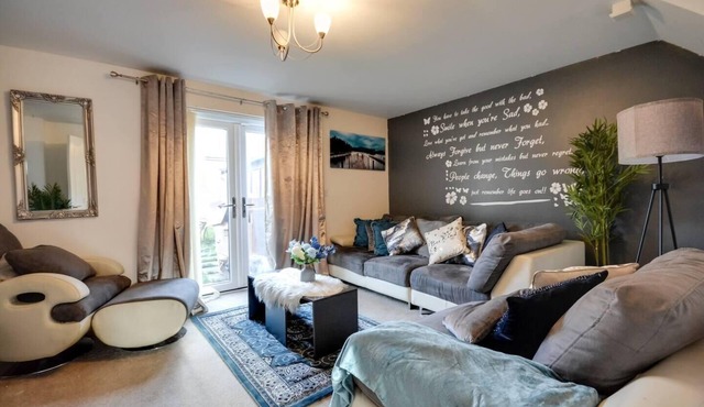 Runcorn - House - Sleeps 6 - Parking - Garden