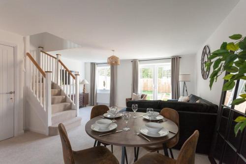 Runcorn Spacious Modern 3 bedroom House, 4 beds, On site Parking, Long stay deals