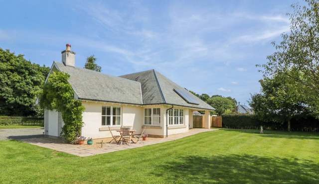 RUNGLEE, pet friendly, country holiday cottage, with a garden in Duns