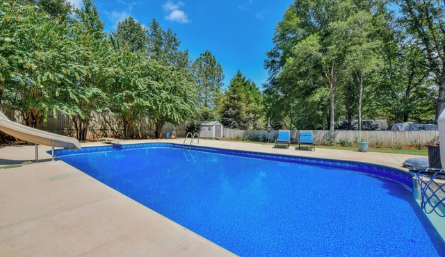 Running Back Roost - Swimming Pool, Fenced in, & More!