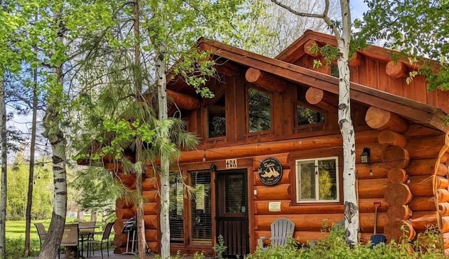 Running Wolf Cabin – 2 BR w/trail access, pool/hot tub