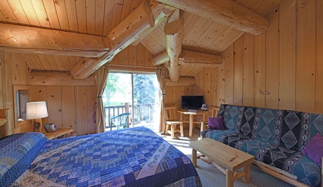 Running Wolf Studio – trail access, pool/hot tub, private balcony