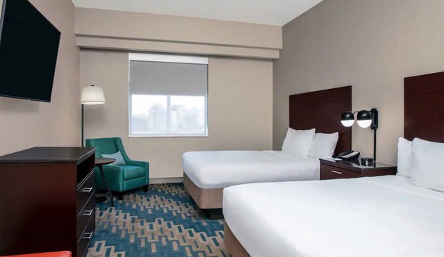 Runway to Relaxation: Pool, FREE Airport Shuttle. Close to Hollywood Beach