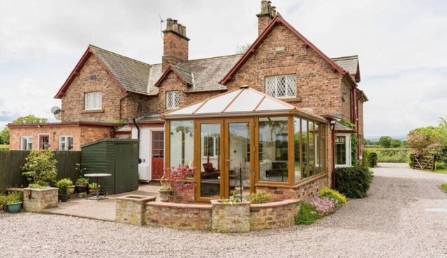 Rural 4 bed character cottage near to Chester