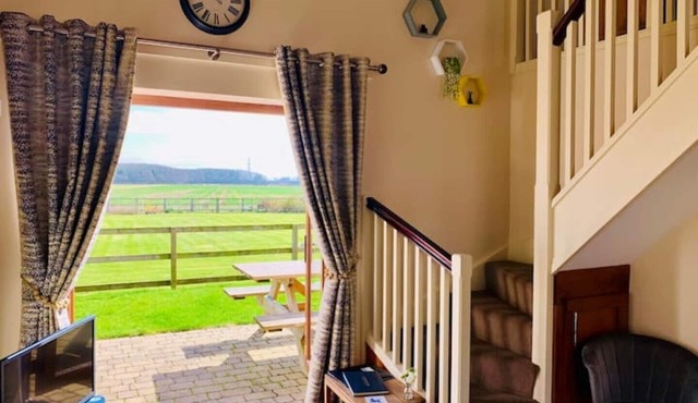 Rural, 2 bedroom, cosy cottage close to Howden. Padel courts