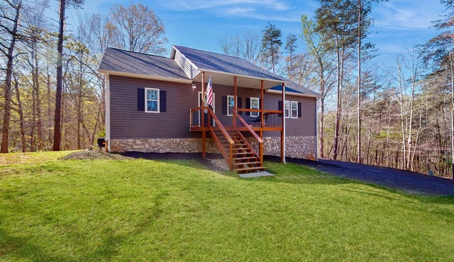 Rural 2-story home near lake access with deck, grill, pool table, streaming, W/D