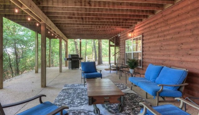 Rural 6 bedroom cabin - With a Hot Tub!