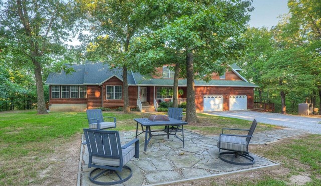 Rural 6 bedroom cabin - With a Hot Tub!