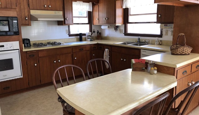 Rural Acreage, entire house, 20 min. to Iowa City