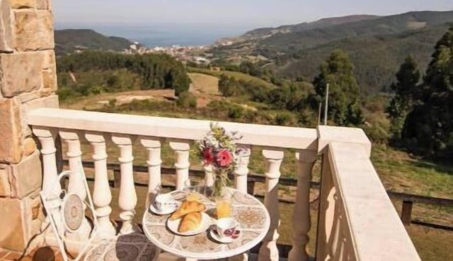 Rural apartment 'balcony with sea views'