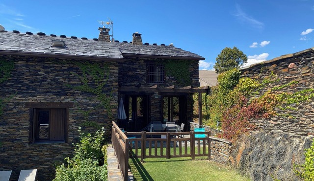 Rural apartment with private garden, fireplace, barbecue, jacuzzi and pool