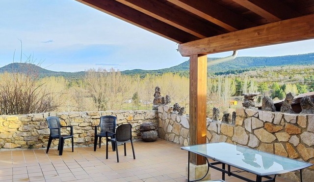 Rural apartment with barbecue and mountain views
