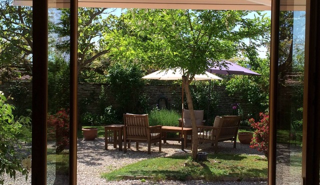 Rural calm between Chablis & Beaune, near Semur-en-Auxois. Dogs welcome.