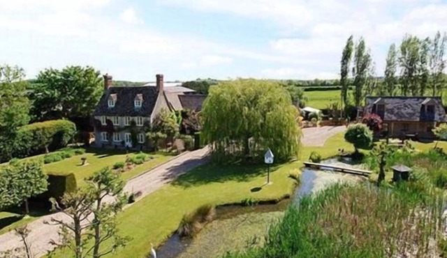 Rural Cotswold Cottage in grounds of beautiful Nell House