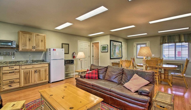 Rural Cottage 20 Min to Eugene w/Mt Tom Views!