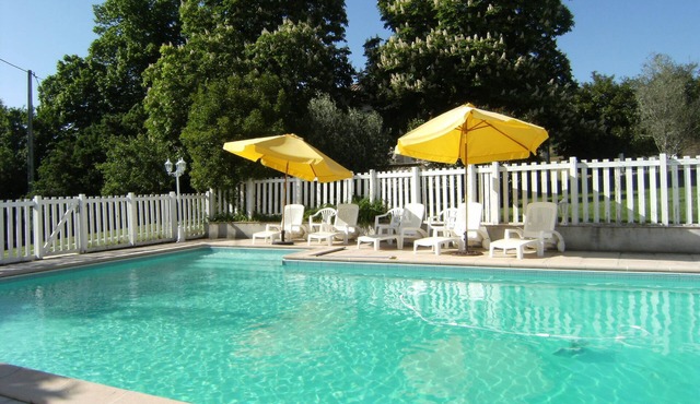 Rural cottage Lapeyrotte with pool and sleeps 16 in Pays de Serres-Quercy
