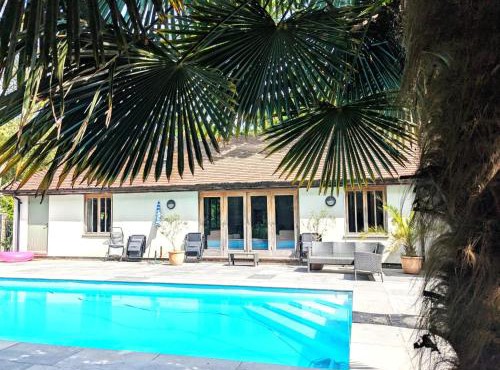 Rural Cottage Retreat, Near Goodwood Festival of Speed, Dog Friendly with Shared Outdoor Pool, gardens & Tennis, Free Parking! Chichester Holiday Properties