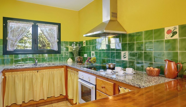 Rural cottage with pool and shared garden in l'Empordà