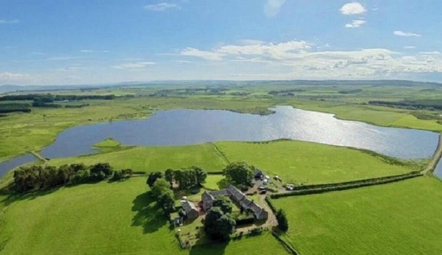 Rural Cottage With Beautiful Loch And Hill Views nr Edinburgh