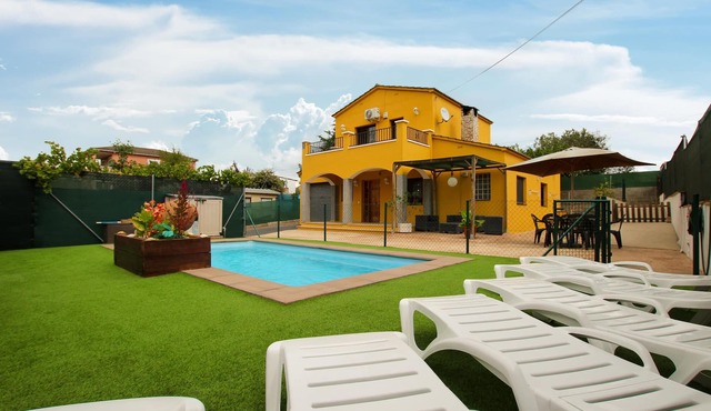 Rural cottage with private pool.