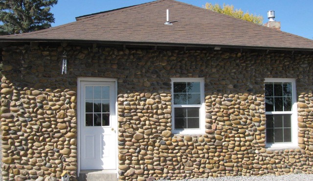 Rural Country Cottage With Mountain Cabin Atmosphere