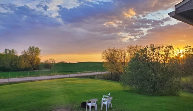Rural country home only 0.5 miles to the lake. Private, beautiful sunsets!