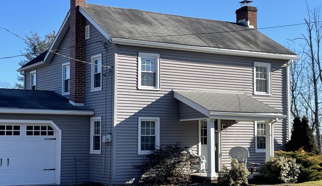 Rural cozy and quaint farmhouse with secluded patio and 15 minute drive to town.