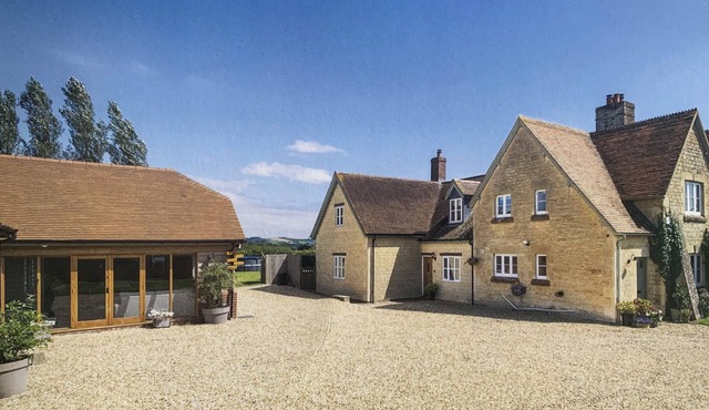 Rural Dorset 7 bed farmhouse and barn with large gardens and lots of parking!